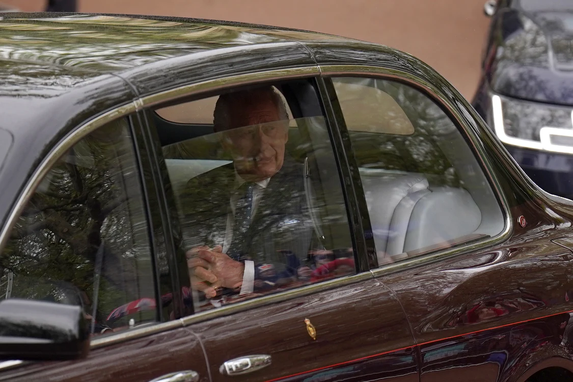 VIDEO. Regele a apărut în uralele mulțimii. Charles și Camilla au ajuns la Palat, de unde vor pleca la ceremonie