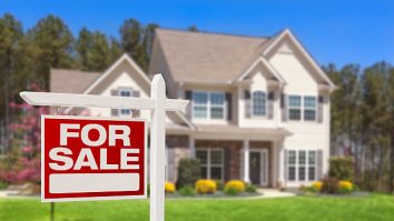 O femeie de 75 de ani și-a vândut casa pentru a plăti aproape 100.000 de dolari unui bărbat cu care vorbea pe Facebook