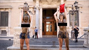 Activiștii ecologiști „Last Generation” au protestat topless în fața Senatului din Roma