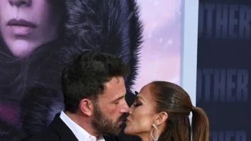 VIDEO. Jennifer Lopez a strălucit la premiera noului ei film. Artista l-a sărutat cu pasiune pe Ben Affleck, pe covorul roșu