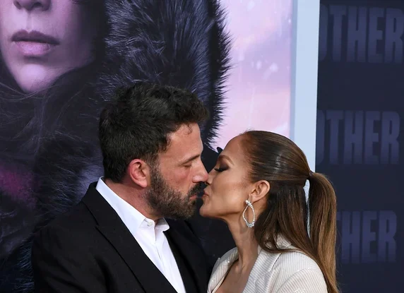 VIDEO. Jennifer Lopez a strălucit la premiera noului ei film. Artista l-a sărutat cu pasiune pe Ben Affleck, pe covorul roșu