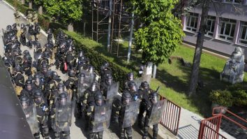 25 de membri ai forțelor de menținere a păcii conduse de NATO au fost răniți în Kosovo în confruntări cu sârbii