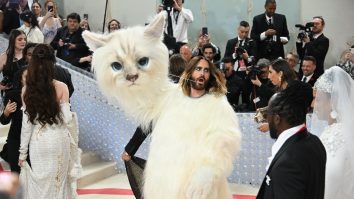 FOTO. Reacțiile vedetelor atunci când l-au văzut pe Jared Leto îmbrăcat ca o pisică la Met Gala. Actorul a fost de nerecunoscut
