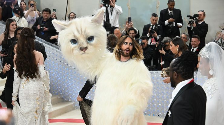 FOTO. Reacțiile vedetelor atunci când l-au văzut pe Jared Leto îmbrăcat ca o pisică la Met Gala. Actorul a fost de nerecunoscut