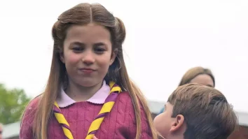 VIDEO/FOTO. Familia regală dă caleașca pe excavator. Prinții George și Louis se transformă în cercetași