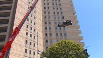 FOTO. Mercedesul lui Lewis Hamilton a atârnat pe lângă ferestrele unui hotel, în timp ce superstarul Formulei 1 se uita la el