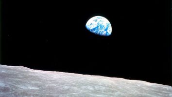„Earthrise”: Fotografia care a declanșat o mișcare de mediu și a dus la apariția Zilei Pământului