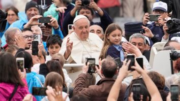 Papa Francisc s-a întâlnit cu membrii unui grup LGBTQ+: „Apelul pe care vrem să i-l transmitem este ca biserica să ne primească”