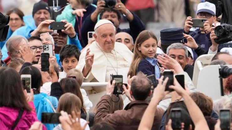 Papa Francisc s-a întâlnit cu membrii unui grup LGBTQ+: „Apelul pe care vrem să i-l transmitem este ca biserica să ne primească”