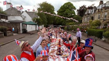 Peste 3.000 de petreceri stradale vor fi pregătite pentru a marca încoronarea. 3.087 de drumuri vor fi închise