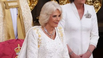 FOTO. Rochia de încoronare a Reginei Camilla va fi expusă la Palatul Buckingham, vara aceasta