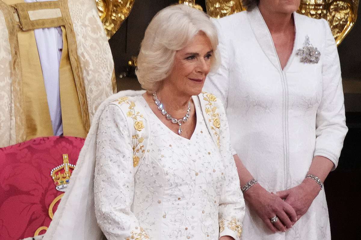 FOTO. Rochia de încoronare a Reginei Camilla va fi expusă la Palatul Buckingham, vara aceasta