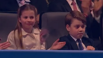Ce reacție au avut Prințesa Charlotte și Prințul George când tatăl lor, Prințul William, a urcat pe scenă la concertul de încoronare