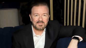 Ricky Gervais recunoaște că a trăit cele mai rele ore de boală din viața lui. Cu ce virus se confruntă actorul