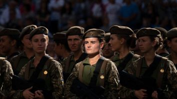 Femeile ucrainene învață să ucidă ruși cu obiecte de birou