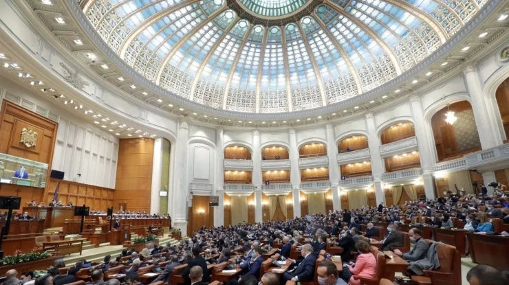 Noile Legi ale Educației, adoptate de Parlament. Exmatricularea este reintrodusă, religia devine materie opțională la BAC