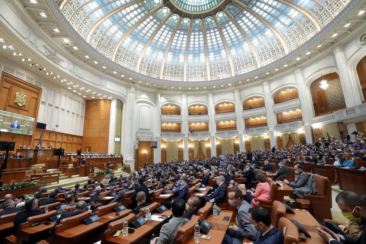 Noile Legi ale Educației, adoptate de Parlament. Exmatricularea este reintrodusă, religia devine materie opțională la BAC