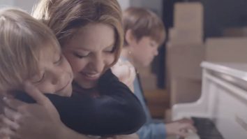 FOTO|VIDEO. Shakira cântă la pian alături de cei doi fii ai ei, Milan și Sasha. Mesajul emoționant transmis de piesă