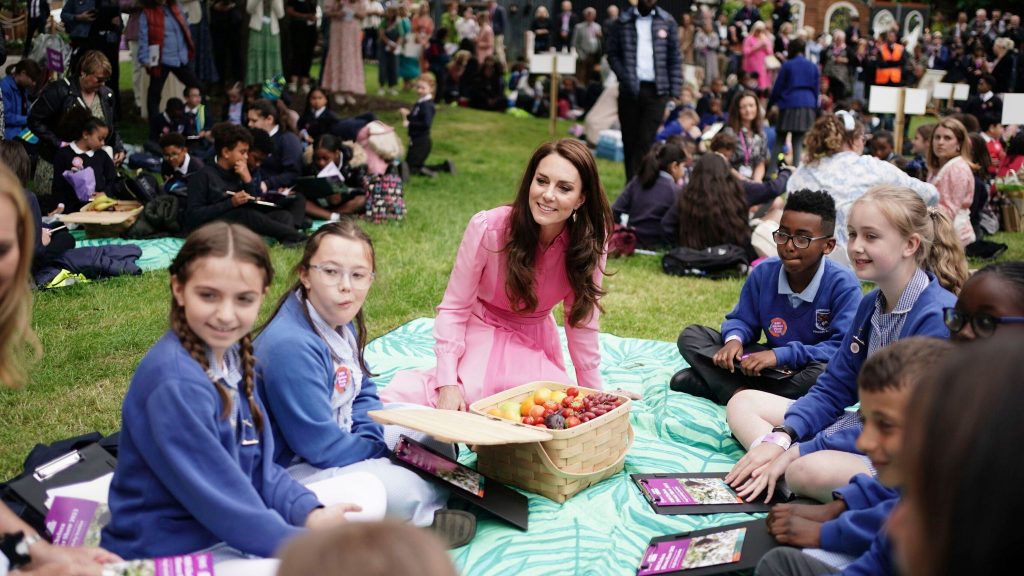 FOTO. Kate Middleton vizitează „Chelsea Flower Show”. Prințesa a luat picnicul cu elevii