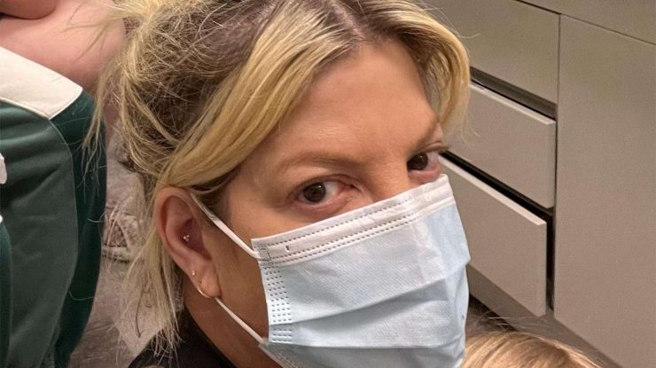 „Spirală continuă de boală”. Tori Spelling și copiii ei părăsesc locuința după ce a fost descoperită o infecție cu „mucegai extrem”