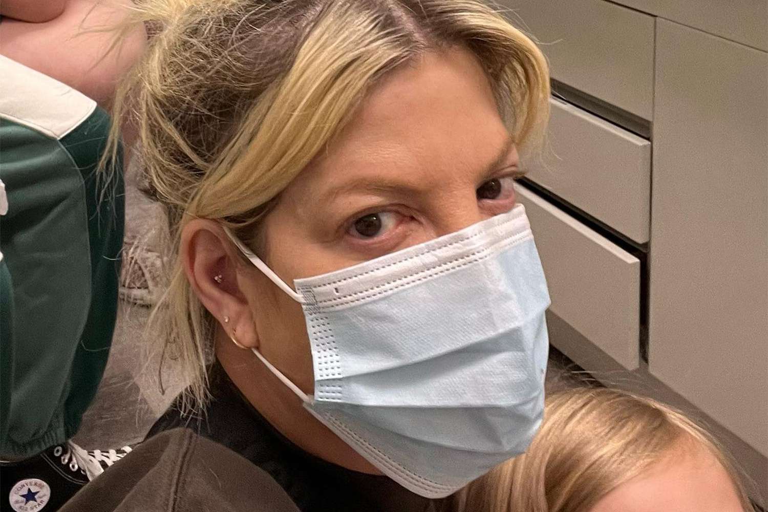 „Spirală continuă de boală”. Tori Spelling și copiii ei părăsesc locuința după ce a fost descoperită o infecție cu „mucegai extrem”