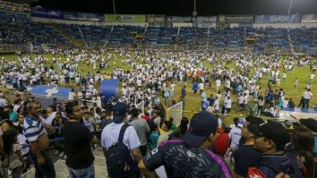 Cel puțin 12 persoane au murit în urma unei busculade pe un stadion din El Salvador: „A fost o avalanșă de fani care au sărit baricadele”