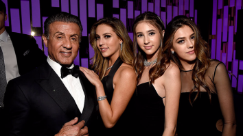 Fiicele lui Sylvester Stallone au dezvăluit că tatăl lor este implicat în viața lor amoroasă și le scrie „textele de despărțire”
