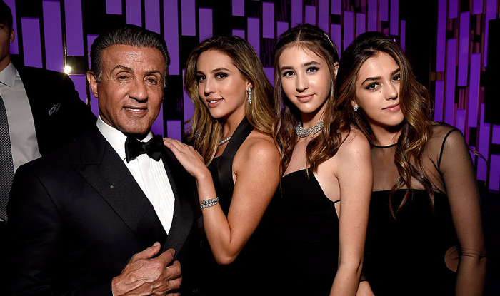 Fiicele lui Sylvester Stallone au dezvăluit că tatăl lor este implicat în viața lor amoroasă și le scrie „textele de despărțire”