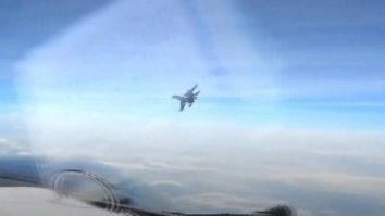 VIDEO. Momentul în care un avion de spionaj american este interceptat „periculos” de o aeronavă de vânătoare chineză