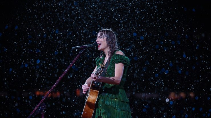 VIDEO. Taylor Swift se confruntă cu o defecțiune neașteptată a pianului în timpul turneului Eras. Reacția artistei