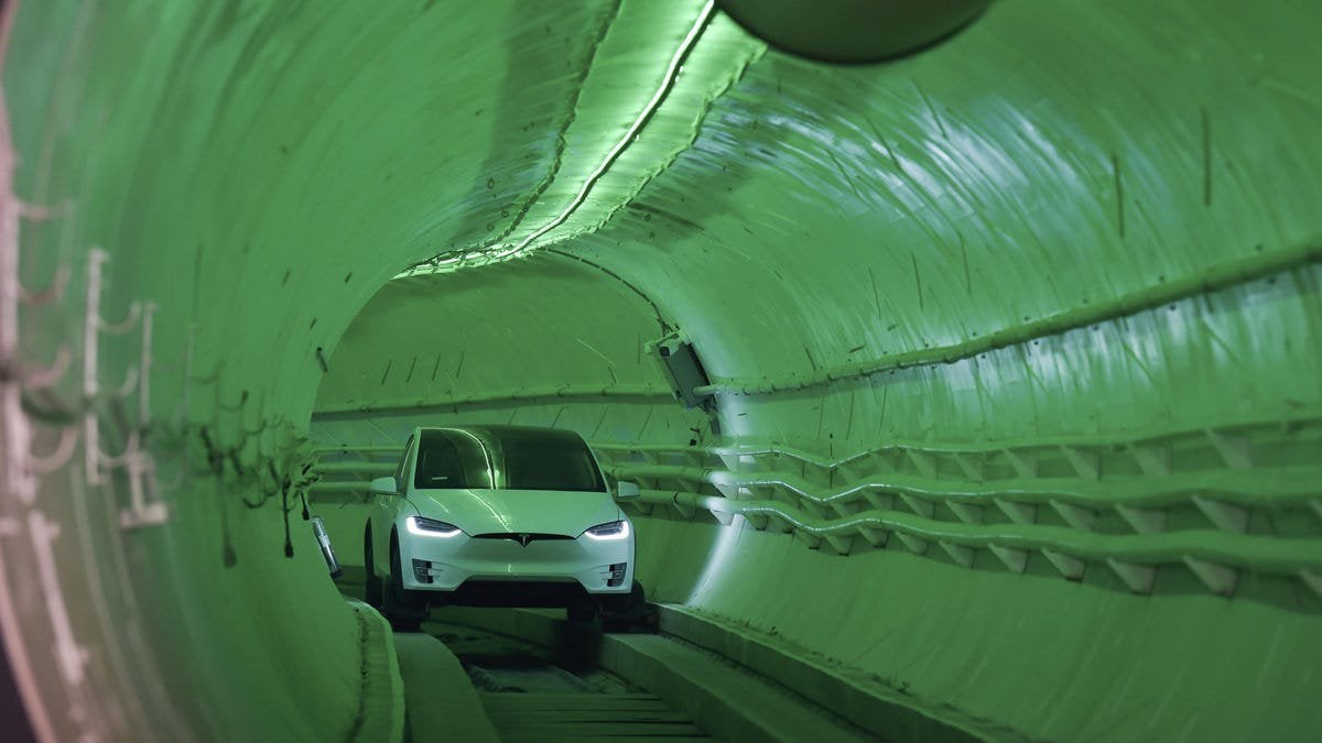 Experții spun că tunelurile gândite de Elon Musk sunt o „alternativă falsă” pentru a rezolva traficul. Ce propuneri au CEO-ul Tesla