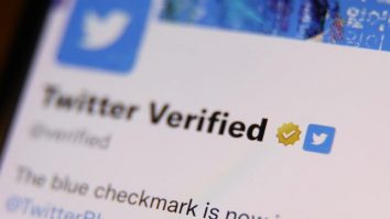 Utilizatorii Twitter au găsit o metodă pentru a-și recupera bifa albastră de verificare. Trebuie doar să scrii câteva cuvinte cheie în biografie