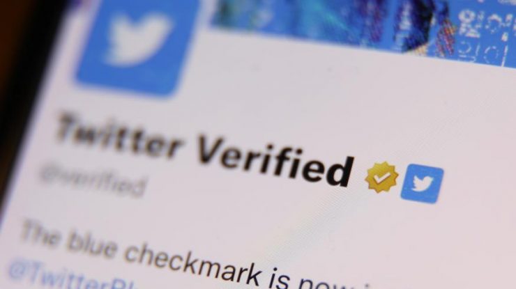 Utilizatorii Twitter au găsit o metodă pentru a-și recupera bifa albastră de verificare. Trebuie doar să scrii câteva cuvinte cheie în biografie
