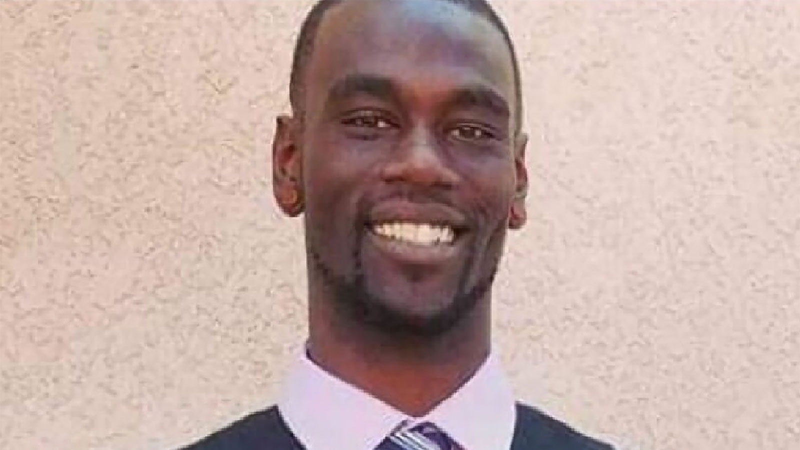 Autopsia lui Tyre Nichols arată că a murit în urma unei lovituri cu un obiect contondent. Polițiștii l-au oprit în trafic și l-au bătut