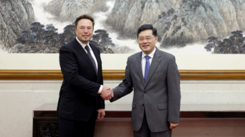 Elon Musk s-a întâlnit la Beijing cu ministrul de externe al Chinei. Tesla va construi o nouă fabrică de baterii pentru mașini electrice în Shanghai