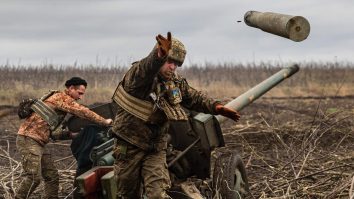 Un ucrainean de 84 de ani plătește mesaje pentru a fi puse pe proiectilele de artilerie trase asupra rușilor ca să își onoreze nepotul ucis în lupte