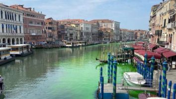 VIDEO. Apa de pe un canal din Veneția a devenit verde fosforescentă