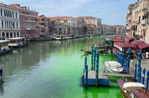 VIDEO. Apa de pe un canal din Veneția a devenit verde fosforescentă