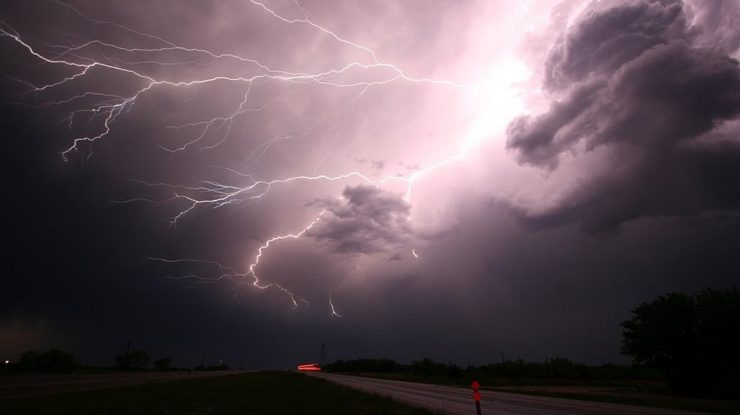 ANM a emis o avertizare Cod galben de ploi, vijelii şi descărcări electrice în 31 de judeţe