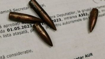 O consilieră a partidului AUR a intrat cu gloanţe în geantă în Camera Deputaţilor. Aceasta susține că le-a primit de ziua ei de la un prieten