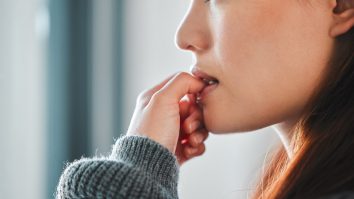 Obiceiuri care îți pot distruge dantura. Specialiștii spun că o igienă orală necorespunzătoare crește riscul de boli cardiace