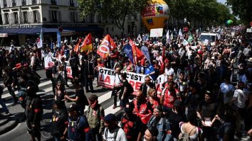 Manifestații în Paris, într-o zi decisivă pentru sindicatele care se opun reformei pensiilor. 17 persoane au fost arestate