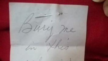 FOTO. O femeie a rămas șocată după ce a descoperit un bilet în sacoul său: „Îngropați-mă în acest costum roșu”