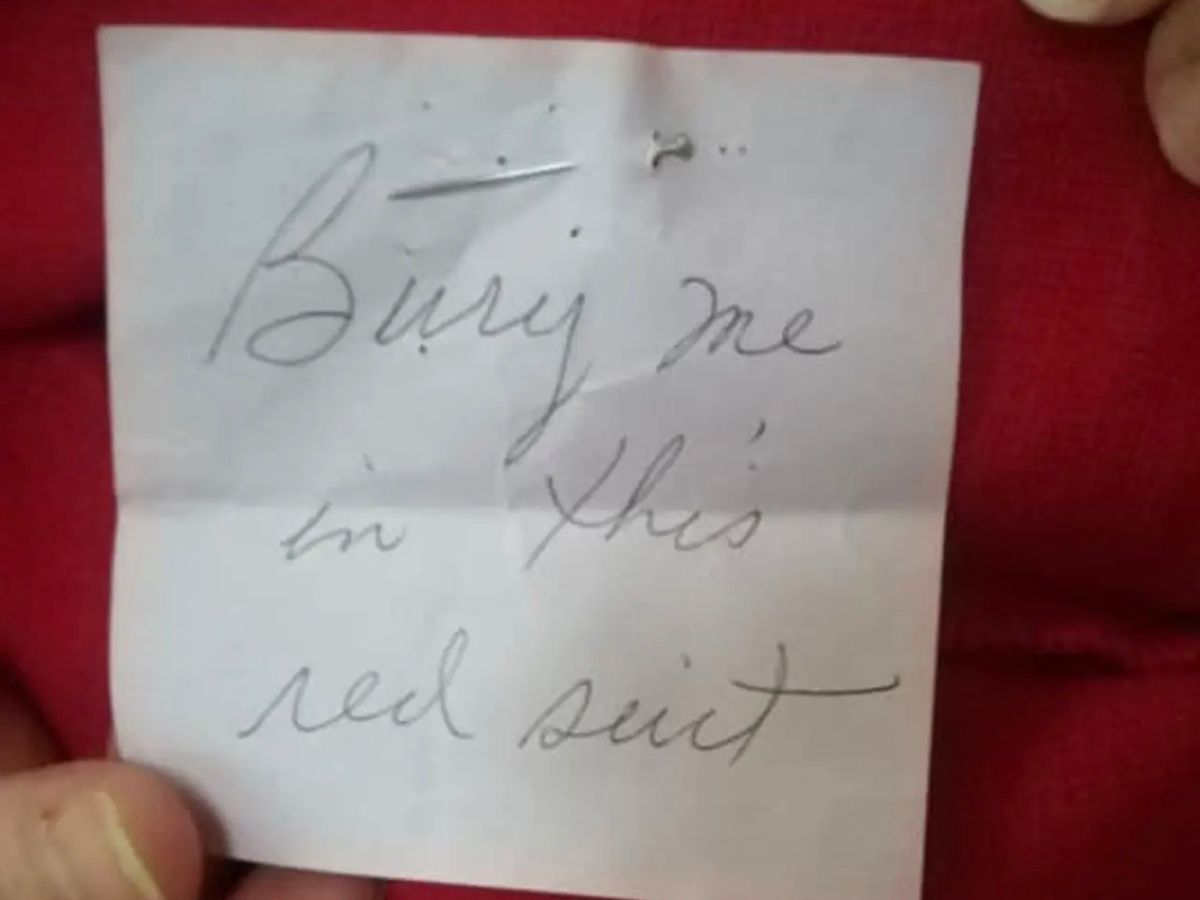 FOTO. O femeie a rămas șocată după ce a descoperit un bilet în sacoul său: „Îngropați-mă în acest costum roșu”