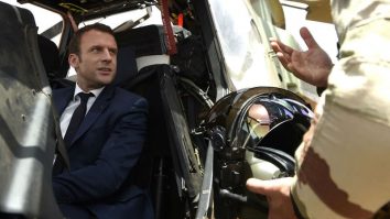 Fumigene aruncate în elicopterul lui Emmanuel Macron: Un tânăr a fost arestat pentru că a încercat să îl asasineze pe președinte