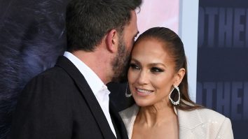 „Cititorii pe buze” au decodat șușotelile celebrităților. Ce și-au spus Jennifer Lopez și Ben Affleck la Premiile Grammy 2023