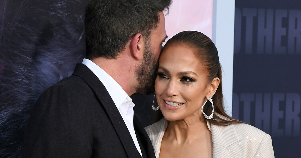 „Cititorii pe buze” au decodat șușotelile celebrităților. Ce și-au spus Jennifer Lopez și Ben Affleck la Premiile Grammy 2023