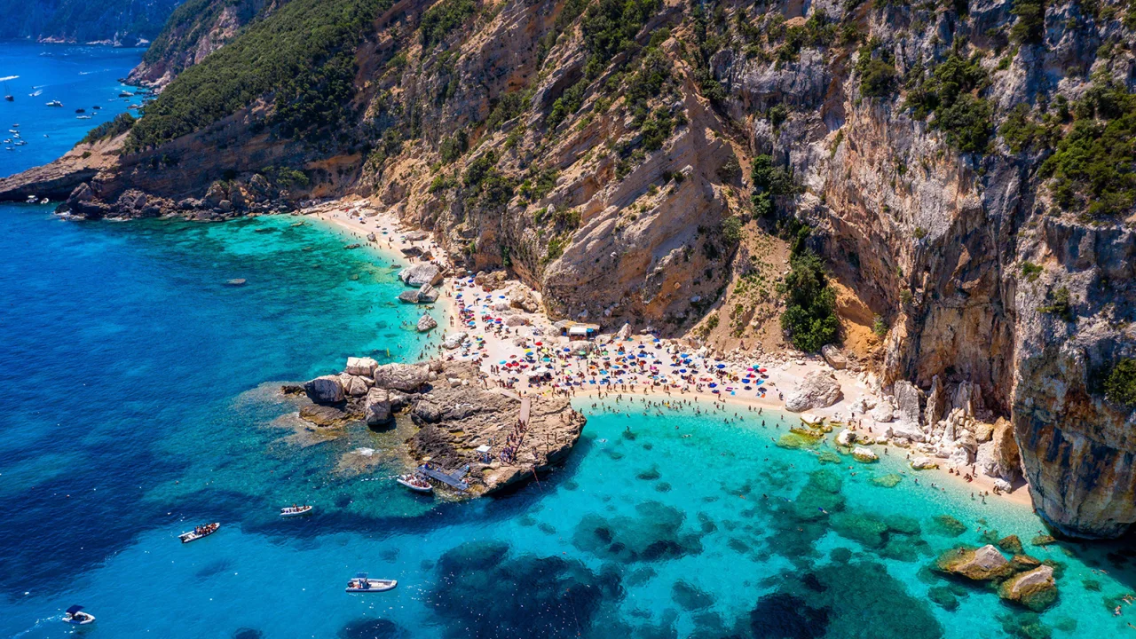 Le spiagge impongono un numero massimo di visitatori al giorno.  Quali altre restrizioni entreranno in vigore quest’estate