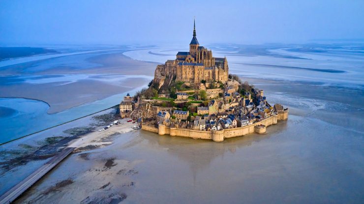 FOTO. De la fortăreață la închisoare, iar acum atracție turistică. Cetatea veche de 1.000 de ani din vârful orașului Mont Saint-Michel