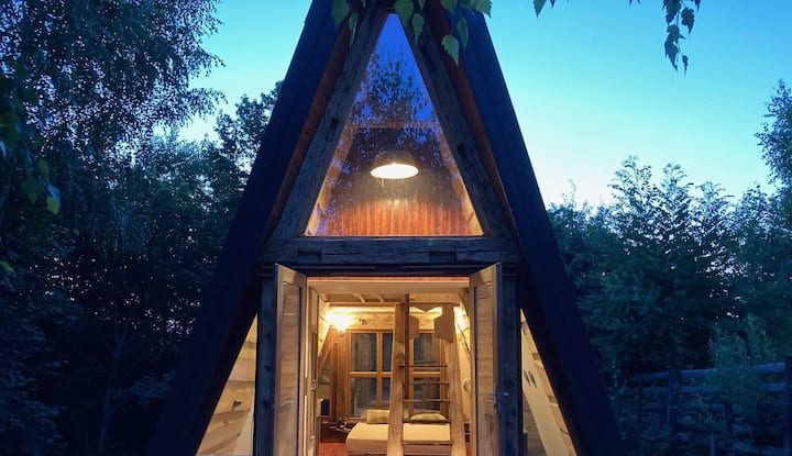Tiny House Festival, primul festival de locuințe mobile din Europa de Est, are loc la Râșnov în acest weekend. Vor fi prezenți 15 producători de case modulare